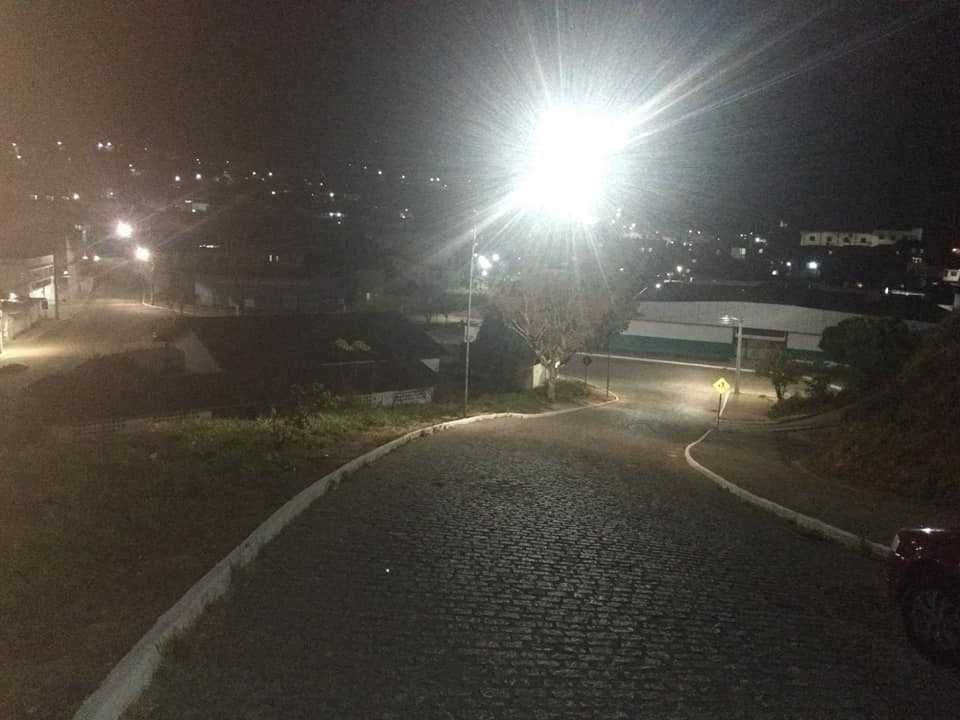 Ladeira do Colégio Municipal recebe mais iluminação para reforçar segurança dos estudantes
